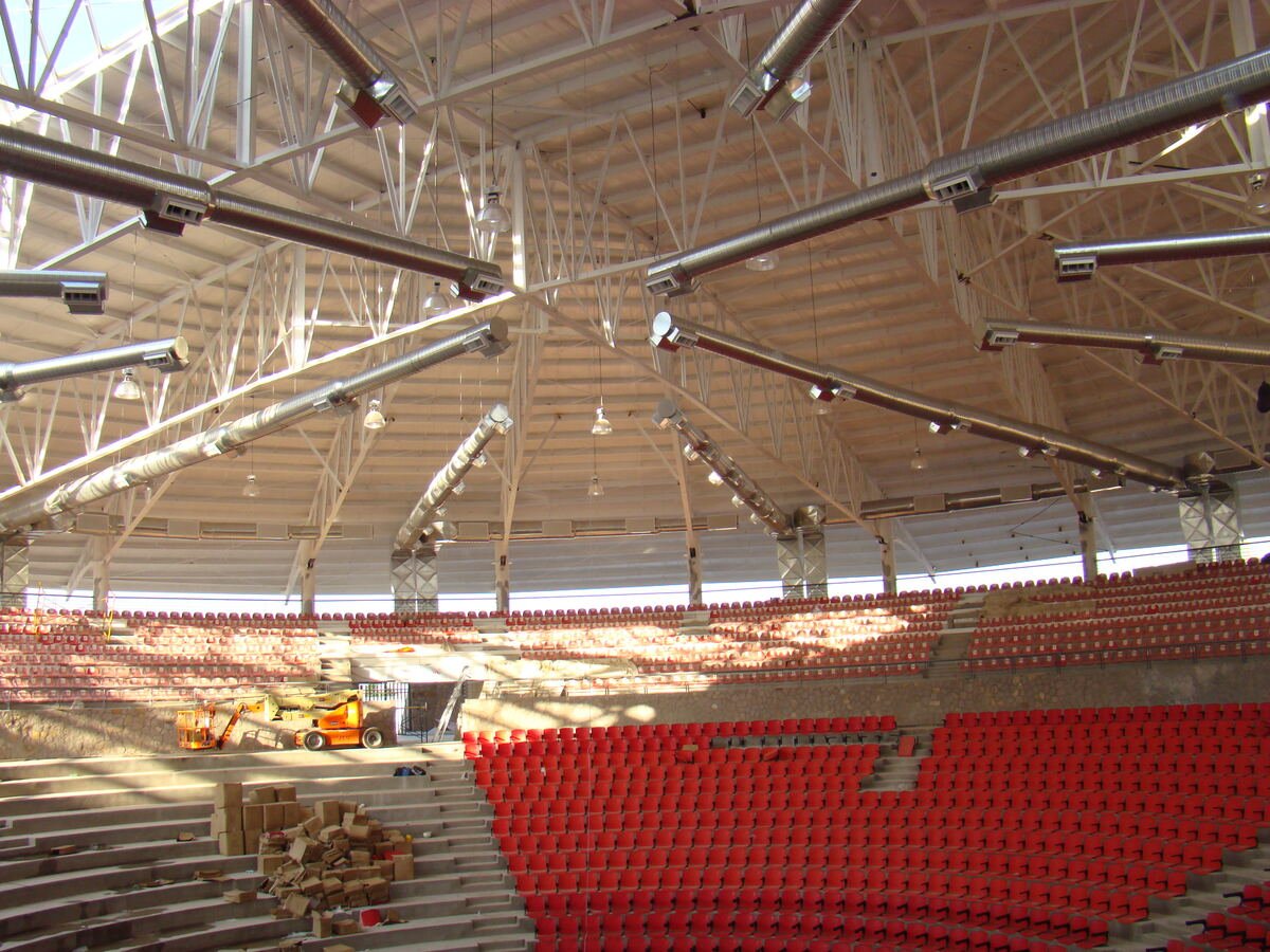 Ductería de aire acondicionado en auditorio, Chihuahua