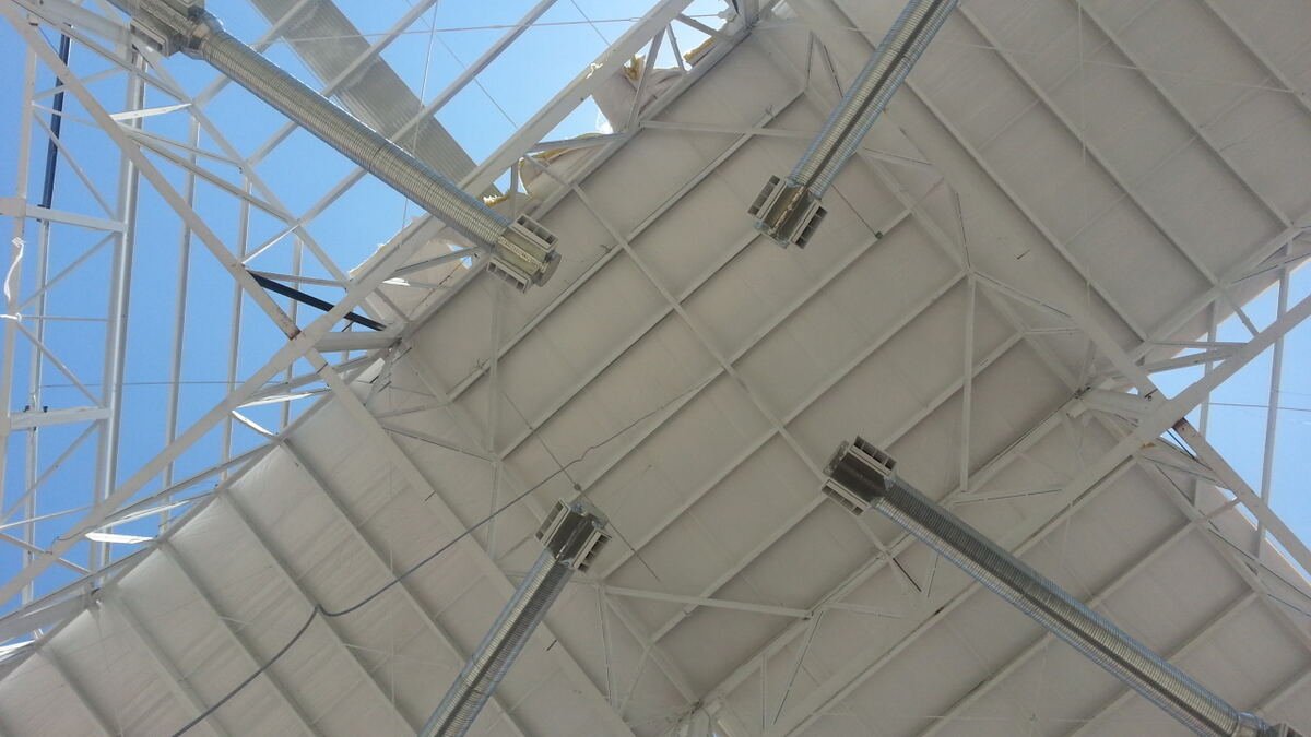 Vista de ductería de aire acondicionado en cubierta del auditorio