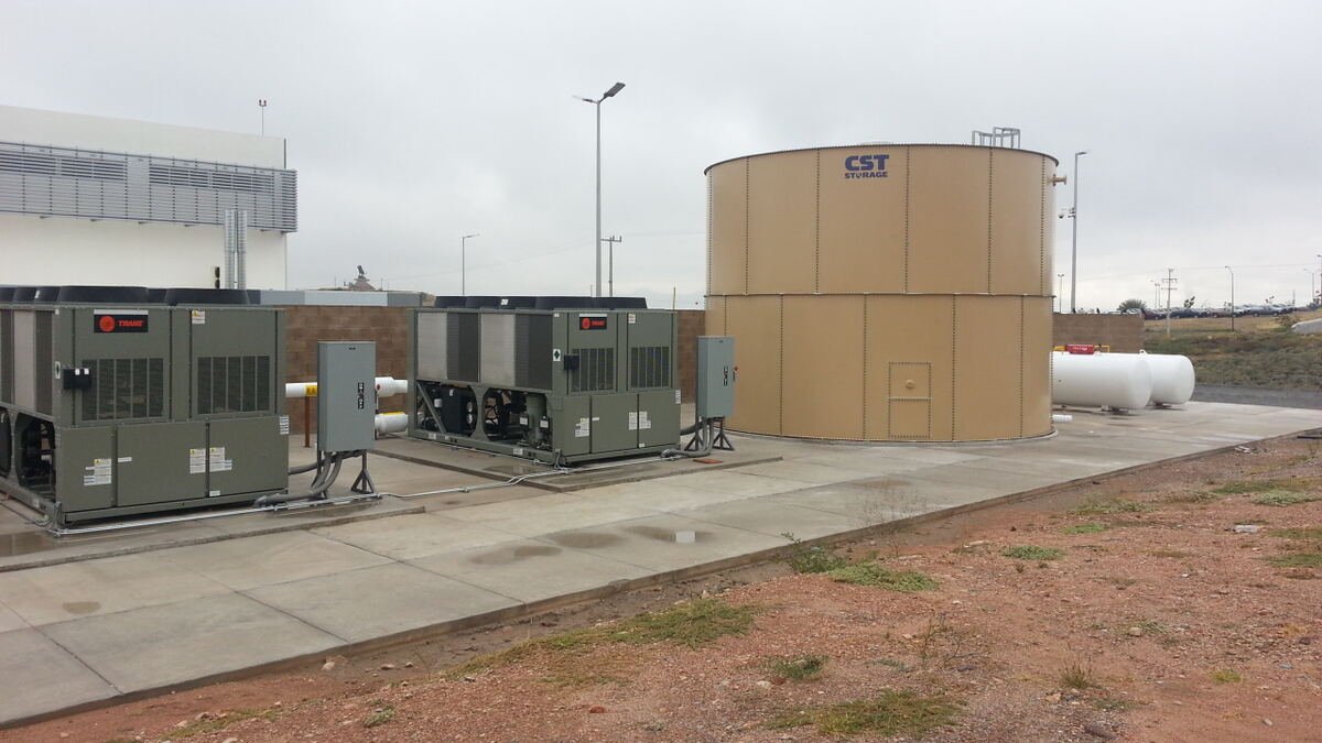Planta central de refrigeración — chillers Trane y tanque de agua helada